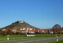Staufen im Breisgau, Blick von S�den �ber das Neubaugebiet zum Schlo�berg mit der Burgruine, Nov.2015