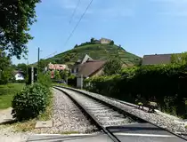 Staufen im Breisgau, Blick vom Bahn�bergang an der Neumagenstra�e zum Schlo�berg, Juni 2014