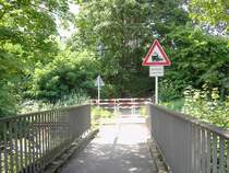 Passend zum Bild 4282 von Thomas Wendt das zweite Erg�nzungsbild. Hinter dem Bahn�bergang befindet sich die Einfahrt/Ausfahrt  der Bahnstrecke Frankfurt/Oder - Grunow - Cottbus. Die ist zwischen Grunow und Cottbus stillgelegt und abgebaut. Die Aufnahmen wurden am 14.08.2007 gemacht.