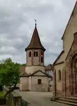 Avolsheim, neben der Kirche St.Maternus rechts, steht das Baptisterium St.Ulrich, der Kirchenbau um das Jahr 1000 z�hlt als �lteste Kirche im Elsa�, Mai 2013