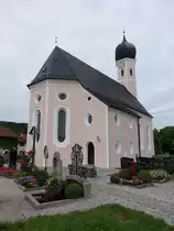 Mittenkirchen, barocke St. Nikolaus Kirche, Saalbau mit sechseckigem Westturm mit Kuppelhaube, erbaut bis 1688 durch Hans Mayr (03.07.2016)