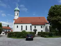 Pfraundorf, Kath. Filialkirche St. Nikolaus, sp�tgotischer Saalbau mit Westturm mit Zwiebelhaube, sp�tromanischer Kern, Kirchturm von 1693 bis 1696 (03.07.2016)