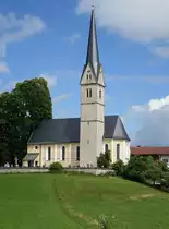 Reichersdorf, Katholische Filialkirche St. Leonhard, Sp�tgotische Tuffsteinkirche mit leicht eingezogenem Chor, an der Nordseite Oratoriengang und Au�enarkaden im Erdgeschoss, erbaut bis 1496, barocker Ausbau 1760/72, neugotischer Turm 1846 (03.07.2016)