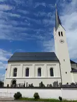 Riedering, Kath. Pfarrkirche Mariae Himmelfahrt, Hallenbau mit Satteldach, S�dturm mit Spitzhelm und Putzgliederungen, neuromanisch, Chormauern und Turmunterbau wohl 2. H�lfte 15. Jahrhundert, Neubau 1858 durch Michael Gaisberger (03.07.2016)