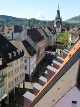 Freiburg, Blick von der Dachterrasse eines Lokales in die Kaiser-Joseph-Stra�e und zum Martinstor, Mai 2015
