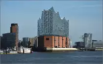 Mittlerweile schon fast ein Klassiker, da darf auch meine Version nicht fehlen. Elbphilharmonie �ber die Elbe betrachtet. Hamburg, M�rz 2017.