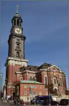 Hamburger Michel ganz aus der N�he. Die Gr��e der Kirche f�llt gar nicht wirklich auf. Nur wenn man die Bauzeichnung im Turm sieht, f�llt auf, dass die M�he hochzusteigen doch ein paar Meter erfordert hat, ist der Turm mit 151 m fast so hoch wie die T�rme des K�lner Doms. Auch das Geraderr�cken des Bildes ist daher nicht ganz trivial. M�rz 2017.
