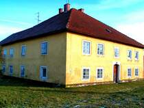 Lazarett bzw. Krankenhaus aus dem Jahre 1636,
mit 22 Betten, maximal 30 Betten zur Pflege Durchreisender, Pilger und Soldaten,wurde ab 1902 als Wohngeb�ude verwendet, und steht nun leer, wom�glich mu� dieses Geb�ude f�r die Erweiterung eines Betriebes weichen;080103