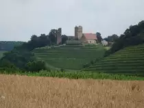 Burg Neipperg, deren �lteste Teile um 1200 datieren, liegt auf einer H�gelkuppe s�d�stlich des Ortes (24.07.2016)