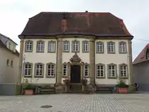 Nordheim, neues Rathaus, erbaut 1854 nach Pl�nen von Georg von Morlok f�r Wilhelm Seybold als Hauptgeb�ude von dessen Nordheimer Gut, seit 1963 Rathaus (24.07.2016)