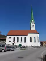 Vorderburg, kath. Pfarrkirche St. Blasius, Saalbau mit eingezogenem Chor und n�rdlichem Turm mit Spitzhelm, Turm im Kern wohl noch 13. Jahrhundert, Chor und Sakristei Ende 15. Jahrhundert, Langhaus und Chorerh�hung von Balthasar Suiter 1737 (27.03.2017)