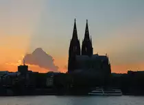 Nachdem die Sonne untergegangen war herrschte eine interessante Lichststimmung �ber K�ln.

K�ln, 03. April 2017