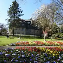 SIEGEN/SIEGERLAND-OBERES SCHLOSS
Eine Oase der Ruhe ist gerade im Fr�hjahr mit den bl�henden Blumenrabatten der Schlosspark auf der R�ckseite des
OBEREN SCHLOSSES,auf dem 307 Meter hohen Schlossberg hoch �ber der Stadt gelegen,hier am 4.4.2017