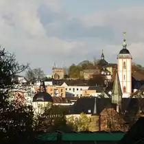 SIEGEN/SIEGERLAND-SIEGENER T�RME
Am Abend des 10.4.2017 konnte ich von der Stra�enbr�cke �ber die Gleisanlagen vor dem Hauptbahnhof diese Aufnahme
von T�rmen der Unterstadt bis zur Oberstadt machen:
rechts unten T�rmchen der MARTINIKIRCHE,links daneben der DICKE TURM mit Glockenspiel vom UNTEREN SCHLOSS,

am rechten Rand DAS Siegener Wahrzeichen,die NIKOLAIKIRTCHE mit dem goldenen KR�NCHEN und oben die Turmspitze
vom OBEREN SCHLOSS.....