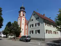 Hausen an der M�hlin, Rathaus und St. Johannes Kirche in der Falkensteinerstr. (15.08.2016)