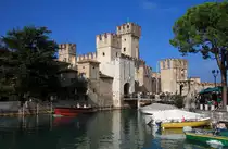 Der Eingang zur romantischen Altstadt von Sirmione am S�dufer des Gardasees ist die gewaltige Scaligerburg mit dem Hafenbecken, im September 2016.