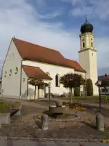 Salching, kath. St. Petrus Kirche, kleine sp�tromanische Anlage, barock ausgebaut, um 1900 ver�ndert, Kirchturm 18. Jahrhundert (13.11.2016)