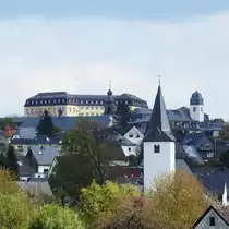HACHENBURG//WW.-HACHENBURGER T�RME UND D�CHER
Im Vordergrund der Turm der ev. Kirche ALTSTADT,rechts daneben der Turm der ev. SCHLOSSKIRCHE,links der der kath.
Franziskanerkirche,�berragt vom m�chtigen Bau des SCHLOSSES,heute Sitz der Bundesbank-Hochschule,am 23.4.2017...