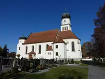 Niederwinkling, Pfarrkirche St. Wolfgang, Saalkirche mit flachem Tonnengew�lbe und eingezogenem Polygonalchor, Langhaus mit hohem Satteldach und geschweiftem Giebel, erbaut von 1908 bis 1910 durch Joseph Rottler (14.11.2016)