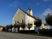 Wallerfing, kath. St. Johannes der T�ufer Kirche, neuromanischer Saalbau mit eingezogenem Chor und Nordturm, erbaut von 1891 bis 1893 (14.11.2016)
