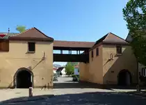 Breisach, das Kupfertor, stadtausw�rts gesehen, die ehemalige Stadtbefestigung von 1648 wurde 1980 umgebaut und mit einer Dachkonstruktion versehen, April 2017