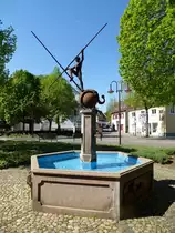 Breisach, der Gauklerbrunnen, 1987 durch den Breisacher K�nstler Helmut Lutz geschaffen, April 2017