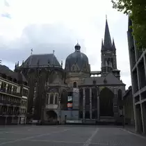 DER AACHENER DOM-NORDFASSADE
Mit dem karolingischen OKTOGON,der Pfalzkapelle Karls des Gro�en,in der Mitte,zeigt sich der �ber 1200-j�hrige DOM,
Kr�nungsort r�misch-deutscher K�nige und bedeutender Wallfahrtsort hier am 28.4.2017....
