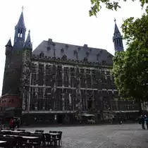 KAISERSTADT AACHEN-GOTISCHES RATHAUS
Neben dem Kaiserdom das markanteste Bauwerk der Stadt,1349 fertiggstellt-j�hrlich wird hier hinter der m�chtigen
Fassade im Kr�nungssaal der Internationale Karlspreis verliehen....hier am 28.4.2017