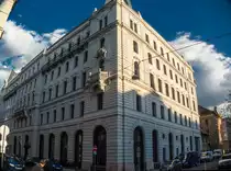 Budapest 6. Bezirk. Der sogenannte Eiffel Palace (Eiffel Palast) wurde im Jahre 2014 voll renoviert und von der ungarischen Nationalbank gekauft. Bez�glich des Preises gab es mehrere Skandalen. Unabh�ngig davon ist das Geb�ude wirklich sch�n und anspruchsvoll geworden. Aktueller Hauptmieter ist die Firma PricewaterhouseCoopers. Aufnahmedatum 23.04.2017.