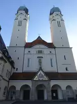 Missionsbenediktinerabtei zur heiligsten Dreifaltigkeit auf dem Schweiklberg, Abteikirche erbaut von 1909 bis 1911 im Jugendstil von Architekt Michael Kurz, Wandpfeilerkirche mit halbrunder Apsis, Querhaus, zwei Fassadent�rmen und Vorhalle (20.11.2016)