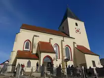 Walchsing, St. Michael Kirche, sp�tgotischer Bau des sp�ten 15. Jahrhunderts mit einem im Kern �lteren romanischen Chorturm, 
vierjochiges Kirchenschiff mit Netzgew�lbe (20.11.2016)