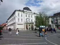 Ljubljana, Geb�ude der zentralen Apotheke am Preserenplatz (04.05.2017)