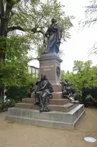 Das Mendelssohn-Denkmal vor dem Westportal – Mendelssohn-Portal – der Thomaskirche in Leipzig ehrt den Komponisten und ehemaligen Leipziger Gewandhauskapellmeister sowie Gr�nder des Conservatoriums der Musik Felix Mendelssohn Bartholdy (1809–1847). Aufnahme: 29. April 2017.