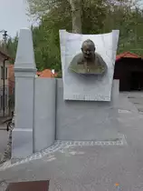 Postojna, Denkmal f�r Pabst Johannes Paul II vor der Kirche (28.04.2017)
