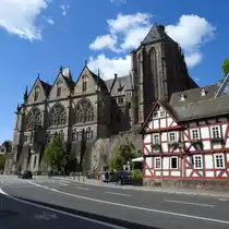 MARBURG/LAHN-ALTE UNIVERSIT�T
Nahtlos f�gt sich die in den 1870er Jahren erbaute alte Universit�t an die ab 1291 entstandene
Klosterkirche,die sp�tere Universit�tskirche,hier am 9.5.2017....