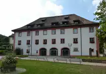 St.Blasien im Schwarzwald, die ehemalige Klosterherberge ist nach Umbau 1983  Haus des Gastes , Blick auf die S�dfassade, Sept.2015