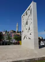Rovinj, Denkmal am Valdibora Platz an der Hafenpromenade (29.04.2017)

