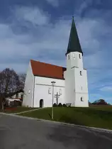 Fr�nkendorf, kath. St. Nikolaus Kirche, Saalbau mit S�dturm und sp�tromanischem Langhaus, erbaut im 12. Jahrhundert (21.11.2016)