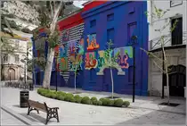 Gibraltar. Das Ince's Hall Theater ist auf der R�ckseite farbenfroh bemalt. 18.04.2017