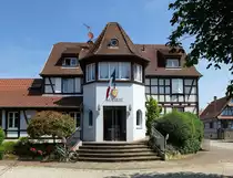 Saasenheim, das Rathaus der �ber 600 Einwohner z�hlenden Gemeinde im Elsa�, Juni 2016