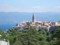 Aussicht auf die Altstadt von Vrbnik mit der gotischen Kirche aus dem 15. Jahrhundert (30.04.2017)