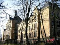 Dieses alte representative Schulgeb�ude findet man in Stollberg. Schade nur, dass man st�ndig teilweise wild gewachsene B�ume vor der Linse hat, 14.01.08