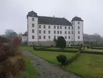 Schloss Walkershofen, dreigeschossiges Wasserschloss, verputzten Nord- und Westfl�gel mit Satteldach, erbaut von 1718 bis 1723 durch Joseph Greising (27.11.2016)