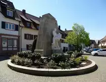 Malterdingen, Denkmal f�r die Gefallenen der Weltkriege, steht im Ortszentrum, April 2017