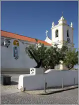 Ferragudo. Die kleine Kirche steht am h�chsten Punkt des Ortes. 20.04.2017