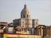 Lissabon. Die Kuppel des Pante�o Nacional (Igreja de Santa Engr�cia) �berragt die Alfama. 21.04.2017