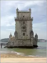 Lissabon. Der im manuelinischen Stil errichtete Torre de Belem von der Landseite. Auf dem gegen�berliegenden Ufer des Tejo gab es urspr�nglich noch einen Zwillingsturm, der jedoch dem gro�en Erdbeben von 1755 zerst�rt wurde. Seit 1983 geh�rt der Turm zum UNESCO-Weltkulturerbe. 21.04.2107