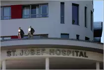 Bochum. Die Kunst am Bau des St. Josef-Hsopitals l�sst den Betrachter fragend zur�ck. Haben sich die beiden �lteren Personen verlaufen, sind sie verwirrt, fl�chten sie vor den Medizinern oder wollen sie gar vom Dach springen? 22.05.2017