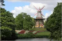 Bremen. In den Wallanlagen steht diese imposante Galerieholl�nder-Windm�hle. Sie wurde im Jahr 1833 errichtet, brannte 1898 ab und wurde wieder aufgebaut. Bis 1960 war sie in Betrieb. 1997 wurde sie nach den Vorgaben der Denkmalpflege saniert. Die M�hlenfl�gel haben einen Durchmesser von 24 m. Heute wird die M�hle gastronomisch genutzt. 31.05.2017
