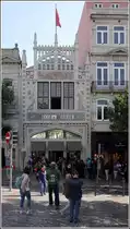 Porto. Bereits bei Laden�ffnung der Livraria Lello hatte sich eine etwa hundert Meter lange Menschenschlange die Stra�e hinab gebildet. Nur die wenigsten wollen B�cher kaufen. Die aus Harry Potter Filmen bekannte Treppe und die auch sonst sehenswerte Gestaltung und Einrichtung der Buchhandlung wollen die Besucher sehen. Der Andrang wird durch die Ausgabe von Nummern, die gezogen werden m�ssen, geregelt.
22.04.2017